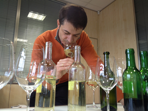 Rafa Vivanco preparando los vinos de su cata